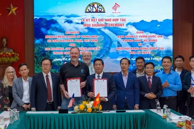 Ký biên bản ghi nhớ hợp tác giữa Vườn quốc gia Phong Nha-Kẻ Bàng và Hiệp hội Hang động quốc gia Hoa Kỳ. (Ảnh: NH)