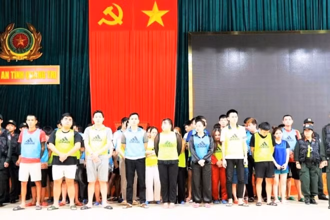 Các đối tượng người Việt Nam được lực lượng chức năng Lào bàn giao cho Công an tỉnh Quảng Trị để phục vụ công tác điều tra. (Ảnh: Công an Quảng Trị)