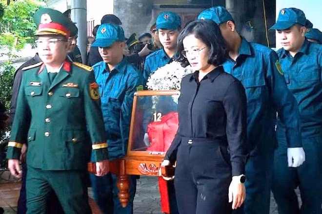 Đại diện lãnh đạo Bộ Chỉ huy Quân sự tỉnh và phường Bắc Gianh di chuyển hài cốt liệt sĩ Nguyễn Quốc Hội về nơi an táng tại Nghĩa trang Quảng Phúc. (Ảnh: NHI ANH) 