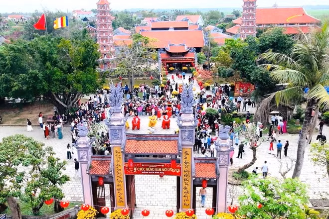 Chùa Hoằng Phúc trong ngày đầu năm mới Bính Ngọ 2026 đón rất đông người dân đến chiêm bái, tham quan.