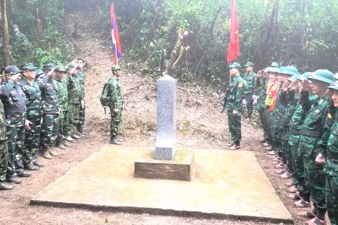 Đại diện chính quyền và lực lượng vũ trang 2 tỉnh Quảng Trị và Khammouane thực hiện nghi thức chào cột mốc biên giới.