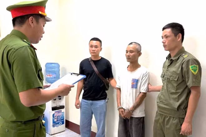 Công an phường Đồng Sơn bắt khẩn cấp đối tượng Phạm Minh Cường (áo trắng).