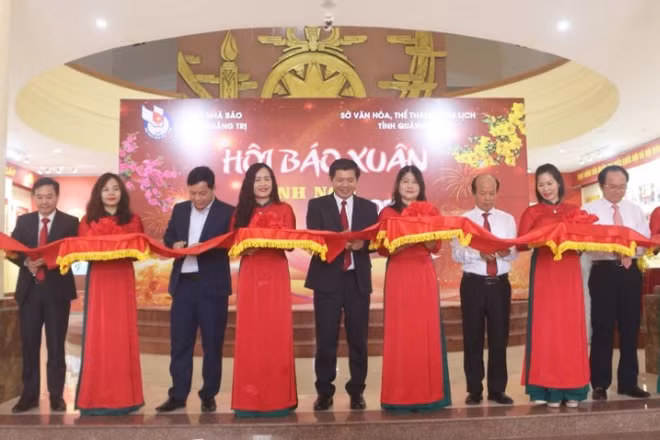Các đại biểu cắt băng khai mạc Hội báo xuân Bính Ngọ 2026 của tỉnh Quảng Trị.