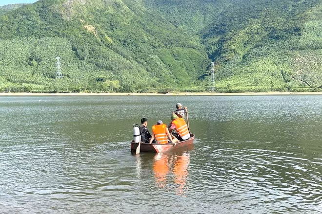 Lực lượng chức năng tìm kiếm 2 nạn nhân xấu số trong lòng hồ Sông Thai.