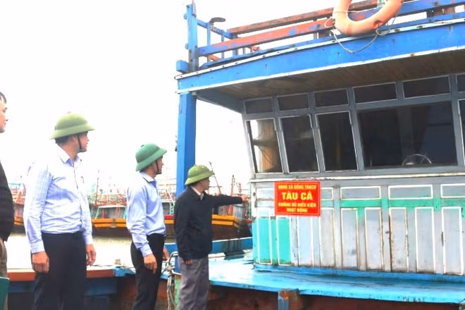Các đơn vị chức năng của tỉnh Quảng Trị kiểm tra, niêm phong tàu cá “3 không” để quản lý chặt chẽ, cụ thể.