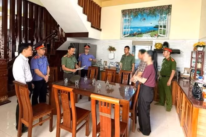 Cơ quan An ninh điều tra Công an tỉnh thi hành lệnh bắt bị can để tạm giam đối với ông Nguyễn Văn Đông.