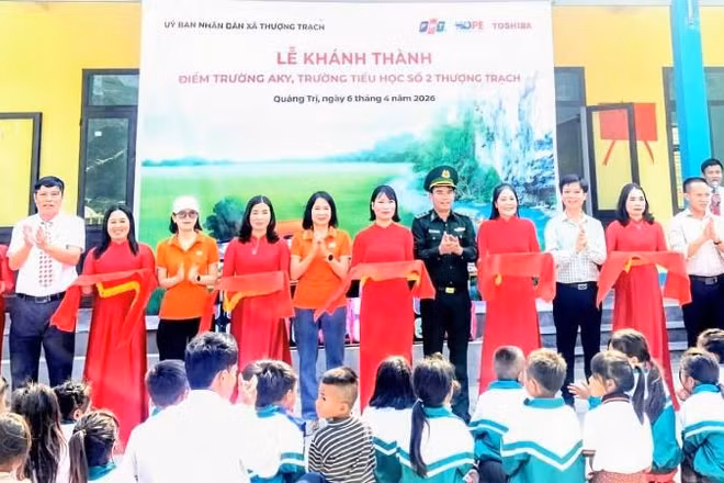 Các đại biểu cắt băng khánh thành điểm trường.