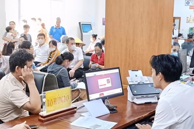 Người dân đến Trung tâm phục vụ hành chính công phường Đồng Hới, tỉnh Quảng Trị để giải quyết thủ tục hành chính.