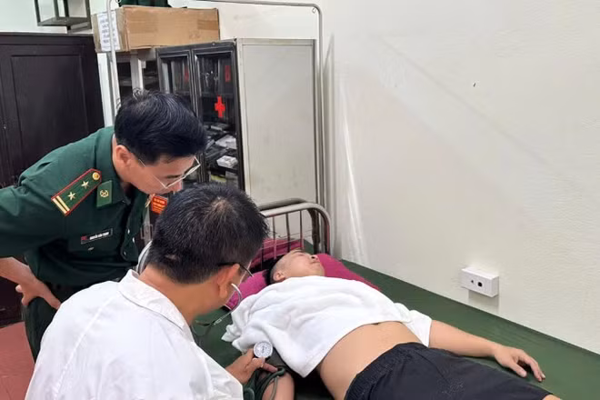 Quân y Đồn Biên phòng Nhật Lệ sơ cứu và chăm sóc sức khỏe người thanh niên bị đuối nước.