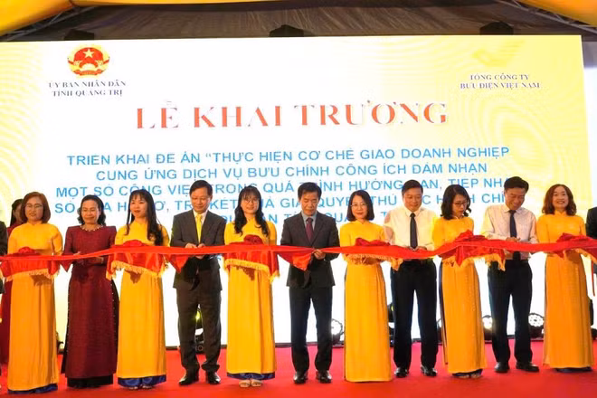 Các đại biểu cắt băng khai trương dịch vụ bưu chính công ích trong giải quyết thủ tục hành chính tại tỉnh Quảng Trị.