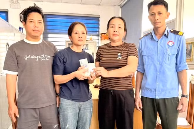 Chị Huế (người đứng thứ 2 từ phải sang) trao trả tài sản cho người đánh rơi.