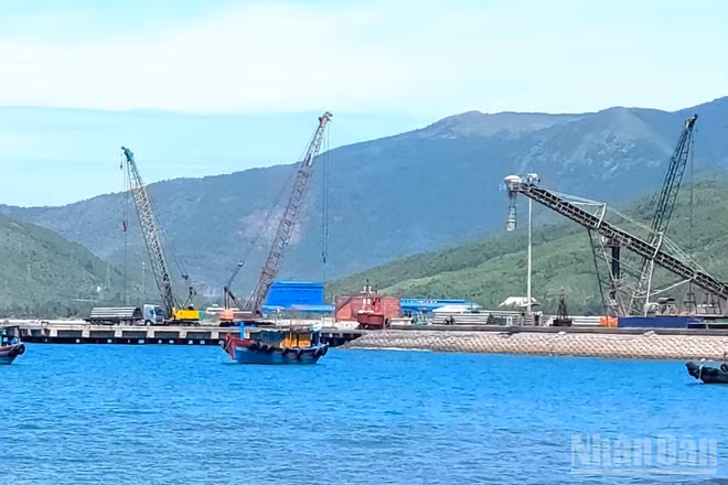 Cầu cảng số 2-bến cảng PTSC Hòn La được xây dựng tiếp giáp phía thượng lưu cầu cảng số 1 hiện nay. (Ảnh: HƯƠNG GIANG)