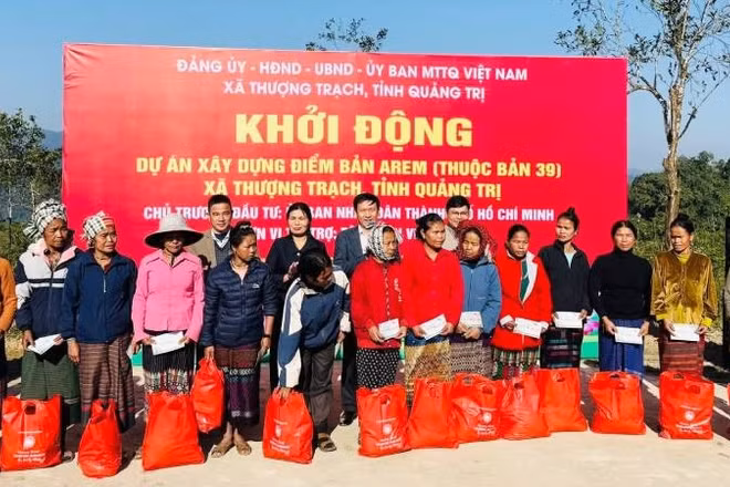 Các đại biểu tặng quà Tết cho các hộ đồng bào xã Thượng Trạch.