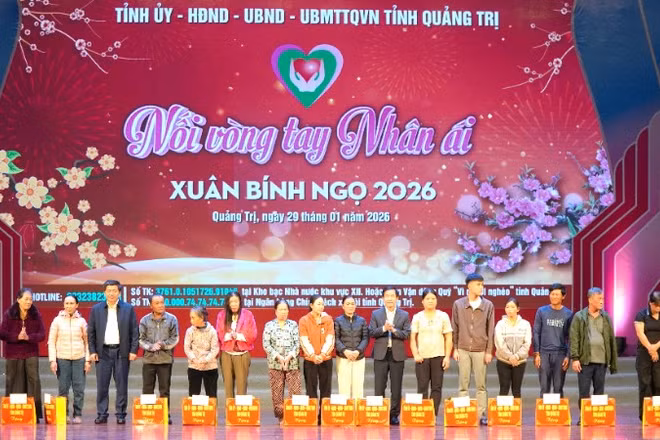 Tại chương trình, các đồng chí lãnh đạo tỉnh Quảng Trị trao quà Tết cho hộ nghèo.