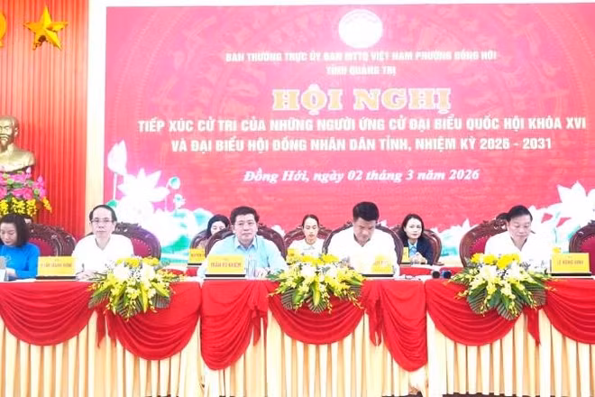 Các ứng cử viên đại biểu Quốc hội khóa XVI và đại biểu Hội đồng nhân dân tỉnh Quảng Trị nhiệm kỳ 2026-2031 tại phường Đồng Hới (Ảnh: NM)