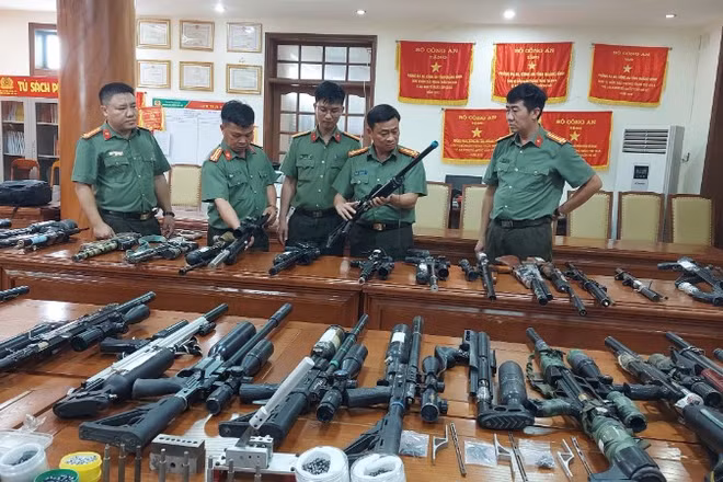 Đại tá Lê Văn Hóa, Phó Giám đốc Công an tỉnh Quảng Trị (thứ 2 từ phải sang) trao đổi về số lượng súng các loại vừa bị bắt giữ.