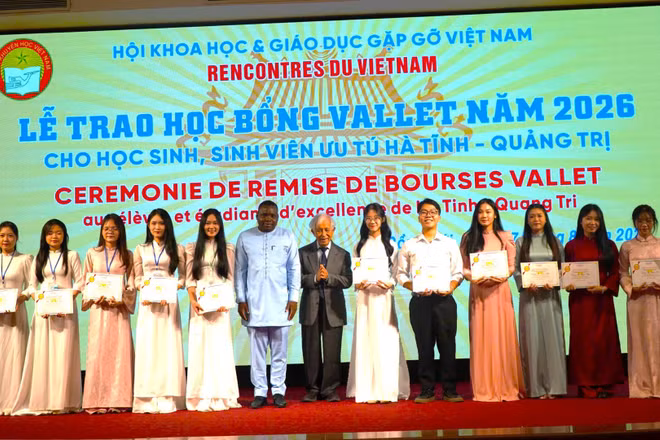 Đại diện Hội Khoa học và Giáo dục Gặp gỡ Việt Nam và Quỹ Vallet tại Cộng hòa Pháp trao học bổng cho các em sinh viên ưu tú của 2 tỉnh Quảng Trị và Hà Tĩnh . (Ảnh: HƯƠNG GIANG)
