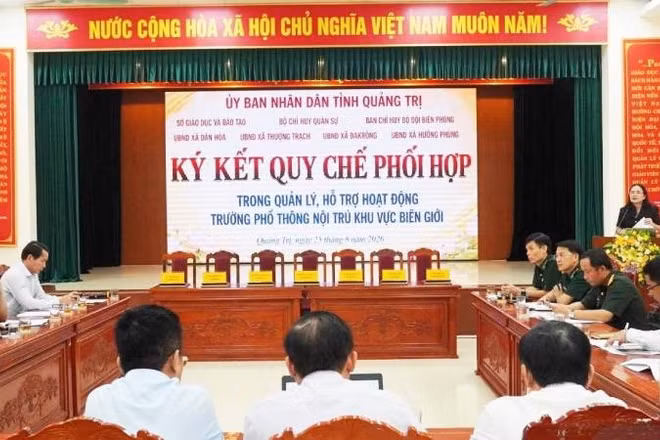 Sở Giáo dục và Đào tạo Quảng Trị tổ chức ký quy chế phối hợp với các đơn vị, địa phương về phối hợp quản lý, hỗ trợ hoạt động các trường phổ thông nội trú liên cấp khu vực biên giới. (Ảnh: HOÀNG PHÚC)