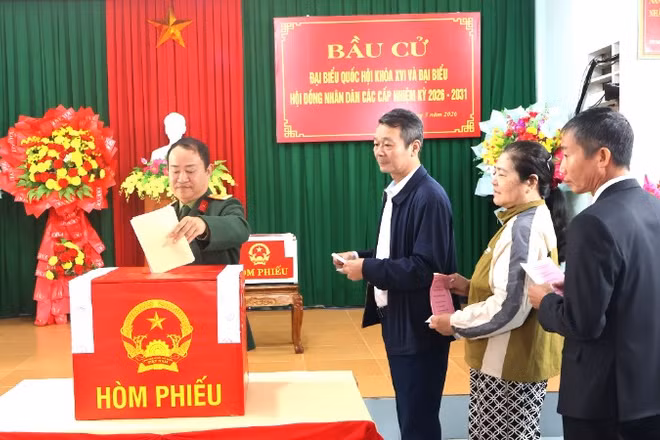 Cử tri phường Đồng Hới, tỉnh Quảng Trị bỏ phiếu bầu cử.