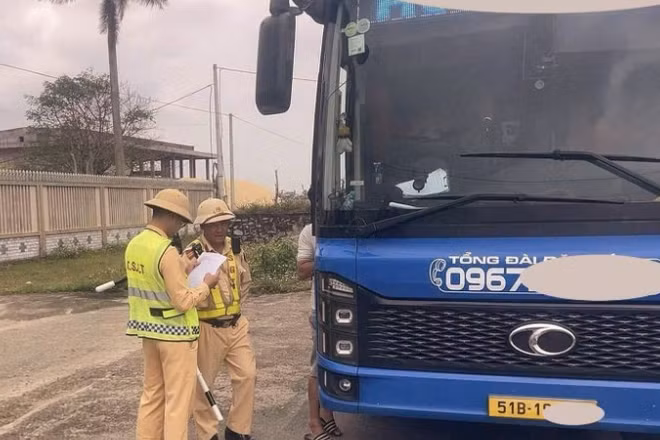 Xe khách chở quá số lượng người bị Phòng Cảnh sát giao thông, Công an tỉnh Quảng Trị xử lý. (Ảnh: CSGT Quảng Trị)