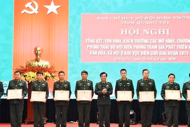 Đại diện Bộ Tư lệnh Bộ đội Biên phòng trao Bằng khen cho các tập thể, cá nhân có thành tích xuất sắc.