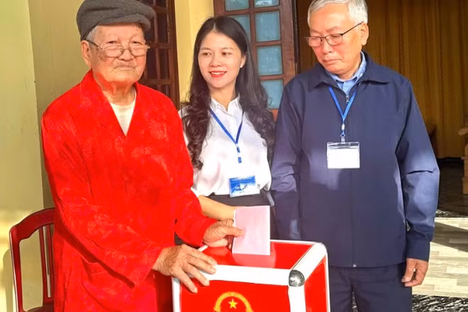 Cụ Trần Công Tha tham gia bỏ phiếu trong sáng 15/3. (Ảnh: Anh Minh)