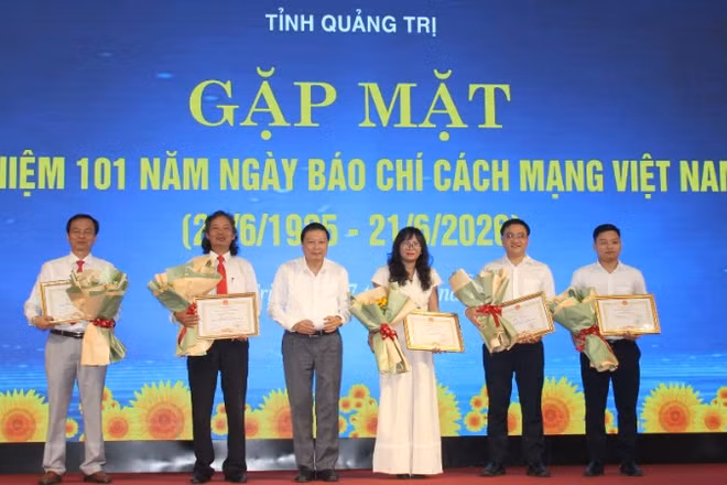 Chủ tịch Ủy ban nhân dân tỉnh Quảng Trị Lê Hồng Vinh trao Bằng khen cho các tập thể và cá nhân có thành tích xuất sắc.