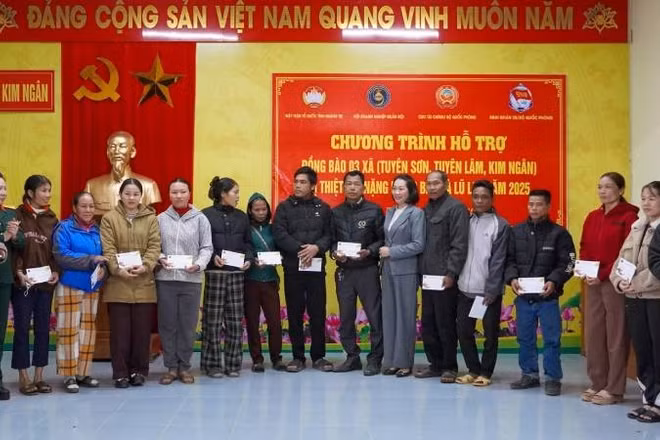 Đại biểu trao quà Tết cho các hộ đồng bào ở xã Kim Ngân, tỉnh Quảng Trị. (Ảnh: NH)