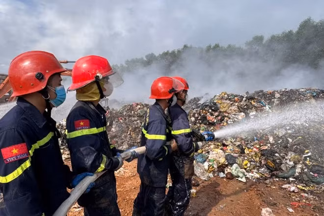 Lực lượng Cảnh sát phòng cháy chữa cháy Công an tỉnh Quảng Trị phun nước dập lửa vụ cháy bãi rác bãi rác Trường Thủy, xã Trường Phú trong tháng 5 vừa qua. 