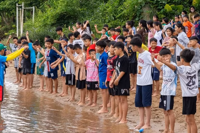 Khai giảng lớp học bơi miễn phí bên bờ sông Son, tại xã Phong Nha, tỉnh Quảng Trị.