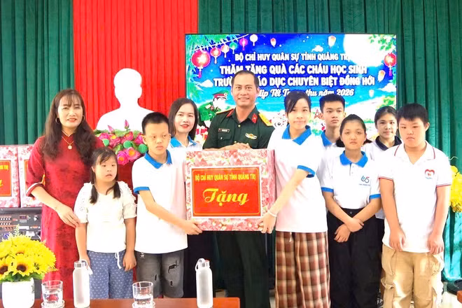 Đại diện Bộ Chỉ huy Quân sự tỉnh Quảng Trị tặng quà Trung thu cho học sinh Trường Giáo dục chuyên biệt Đồng Hới (Ảnh: HG)