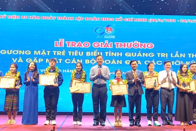 Các đồng chí lãnh đạo tỉnh Quảng Trị trao giải thưởng “Gương mặt trẻ tiêu biểu tỉnh Quảng Trị lần I" cho các cá nhân.
