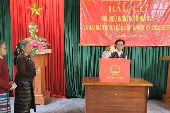 Trưởng bản Hồ Văn Ba bỏ lá phiếu đầu tiên tại khu vực bỏ phiếu số 16 bản Hôi Rấy.