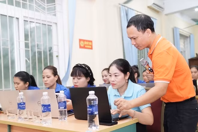 Tập huấn về chuyển đổi số cho cán bộ, đoàn viên xã Tuyên Lâm, tỉnh Quảng Trị. (Ảnh: HG)