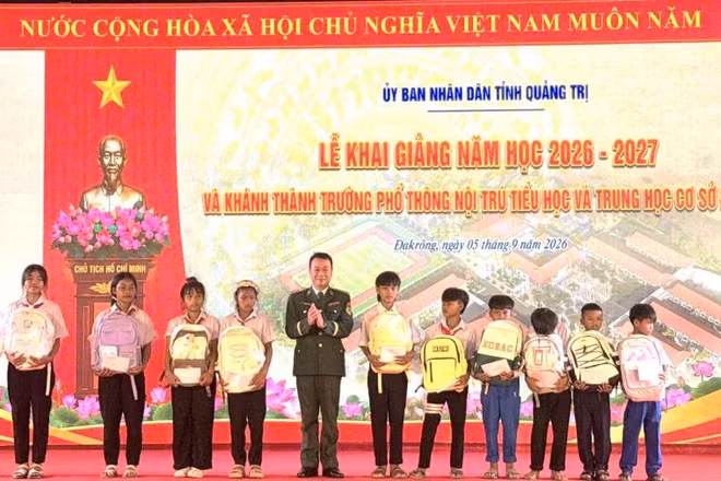 Đại tá Trịnh Thanh Bình, Chỉ huy trưởng Ban Chỉ huy Bộ đội Biên phòng Quảng Trị tặng quà cho học sinh Trường phổ thông nội trú tiểu học và trung học cơ sở Đakrông. (Ảnh: HG)