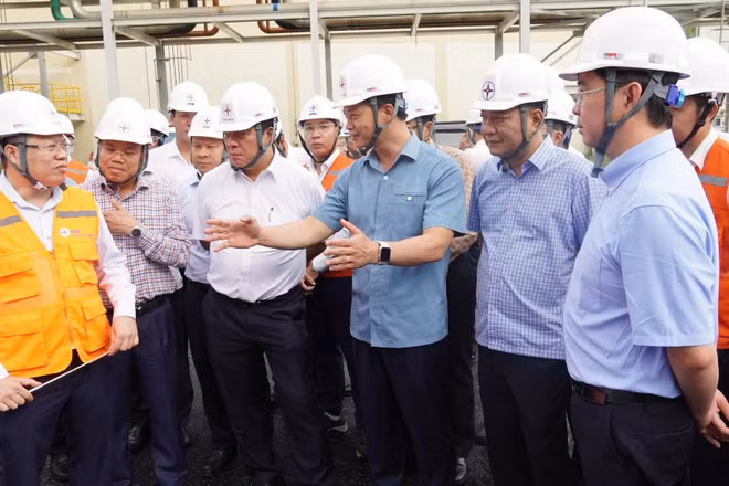 Ủy viên Trung ương Đảng, Bí thư Tỉnh ủy Quảng Trị Vương Quốc Tuấn (áo xanh, ở giữa) trao đổi với các đại biểu tại công trình Nhà máy nhiệt điện Quảng Trạch I. (Ảnh: HG)