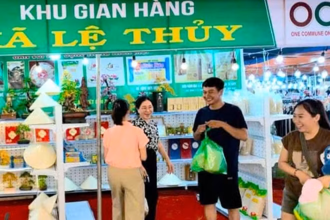 Người dân mua hàng OCOP tại gian hàng của xã Lệ Thủy tại hội chợ thương mại trên địa bàn nhân dịp Quốc khánh 2/9. (Ảnh: HG)