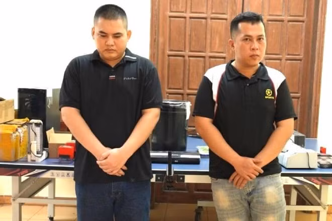 Nguyễn Hữu Chí (bên trái) và Trần Lâm Thanh Phong bị Cơ quan An ninh điều tra Công an Quảng Trị khởi tố về hành vi làm giả con dấu, tài liệu của cơ quan, tổ chức. (Ảnh: Công an Quảng Trị)