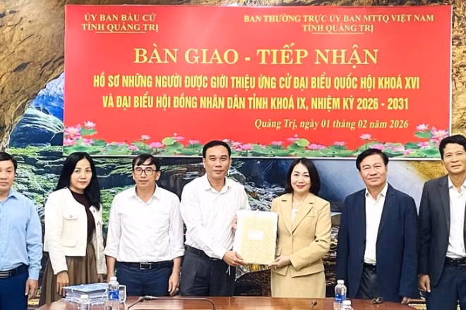 Đại diện Ủy ban Bầu cử tỉnh bàn giao hồ sơ người được giới thiệu ứng cử đại biểu Quốc hội khóa XVI và đại biểu Hội đồng nhân dân tỉnh Quảng Trị khóa IX, nhiệm kỳ 2026-2031 cho Ủy ban Mặt trận tỉnh. (Ảnh: ĐA)