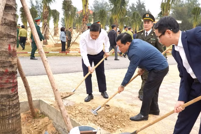 Đồng chí Nguyễn Văn Phương (ở giữa) và lãnh đạo tỉnh Quảng Trị tham gia trồng cây đầu xuân.