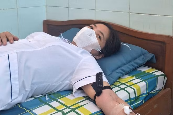 Một trong hai nữ điều dưỡng kịp thời hiến máu cứu sản phụ.
