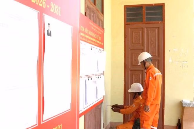 Công nhân Công ty Điện lực Quảng Trị kiểm tra hệ thống điện tại một Tổ bầu cử ở phía bắc tỉnh.