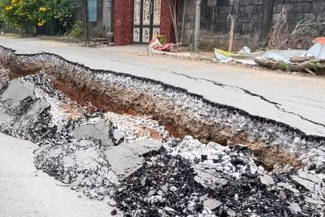 Đường An-Sơn đoạn qua thôn Thạch Tân bị lún sụt với chiều dài hơn 60m, độ sâu 0,5-1m. 