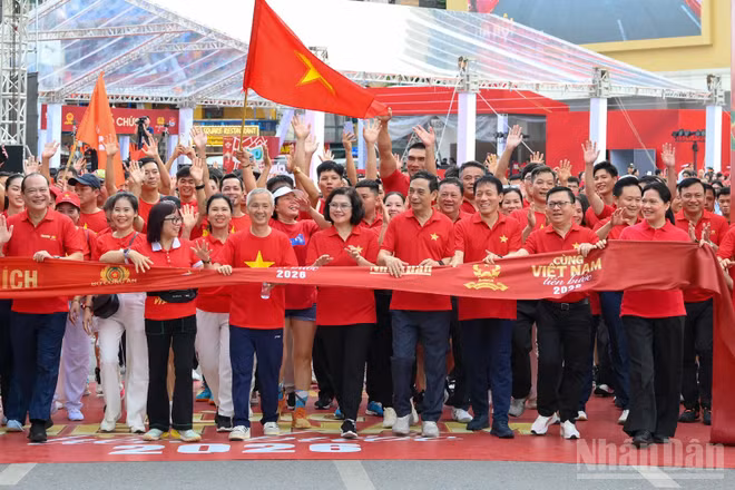 Các đại biểu cùng người dân hoàn thành đi bộ 2 vòng Hồ Hoàn Kiếm.