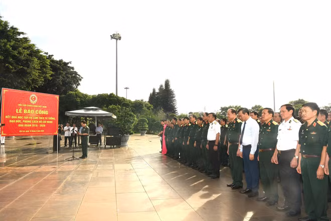 Đoàn đại biểu Cựu chiến binh Việt Nam trước tượng đài Chủ tịch Hồ Chí Minh tại Quảng trường Đại đoàn kết.