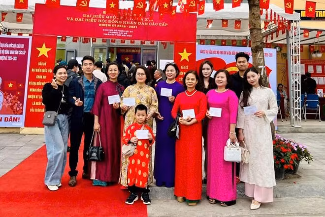 Cả gia đình rủ nhau mặc thật đẹp để dự Ngày hội non sông, cùng nhau bỏ phiếu bầu những đại biểu xứng đáng với nhân dân và đất nước. (Ảnh: PV)