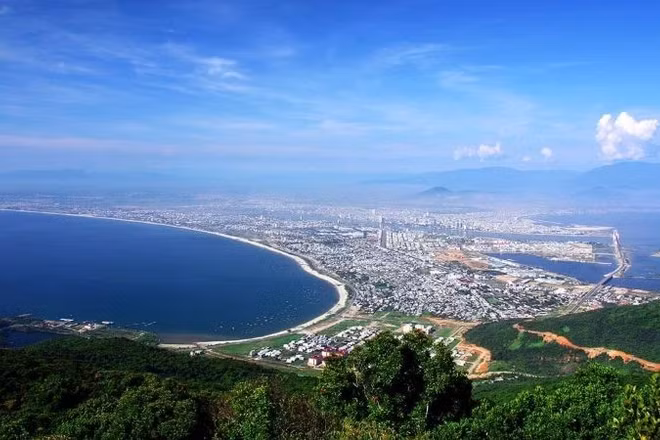Chính phủ đã xác định du lịch là ngành kinh tế mũi nhọn, đóng vai trò dẫn dắt nhiều lĩnh vực khác. (Ảnh: Giáo sư David Pickus, Đại học Đà Nẵng).