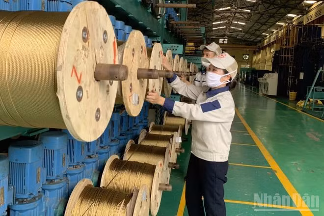 Sản xuất công nghiệp xuất hiện nhiều điểm sáng rõ nét. (Ảnh: HNV)