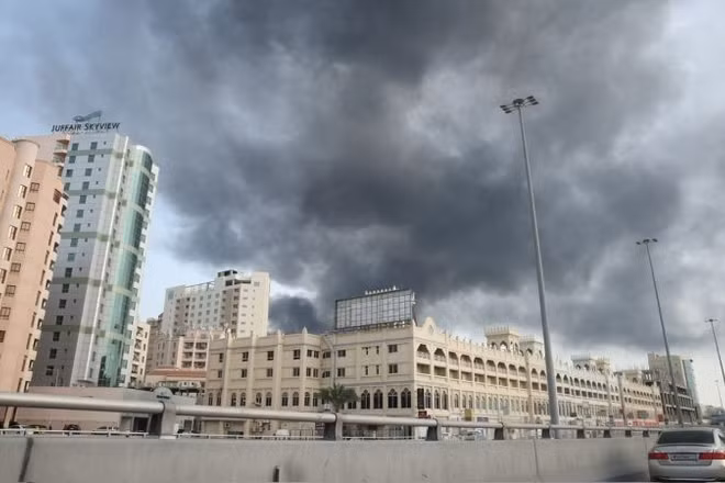 Khói bốc lên sau vụ tấn công tại Manama, Bahrain. (Ảnh: AA/TTXVN)
