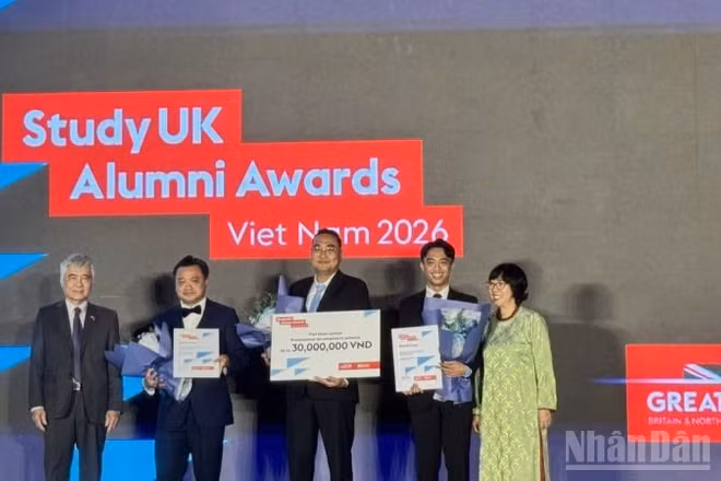 Vinh danh quán quân hạng mục khoa học và bền vững. (Ảnh: HNV)